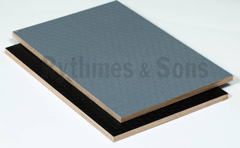 Panneau bois avec revêtement hexagonal
