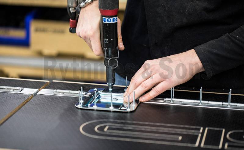 Qu'est ce que le rivetage dans la fabrication des caisses de transport industrielle ? 